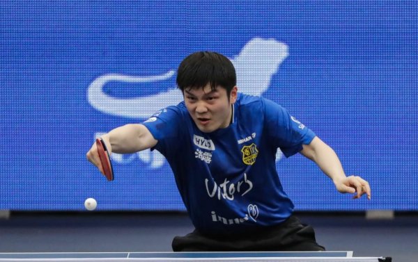 米牛配资 港媒：樊振东每日训练10小时，接AI发球机模拟的2000多种旋转发球